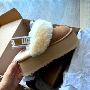 UGG PLATFORM FUNKETTE SLIPPERS